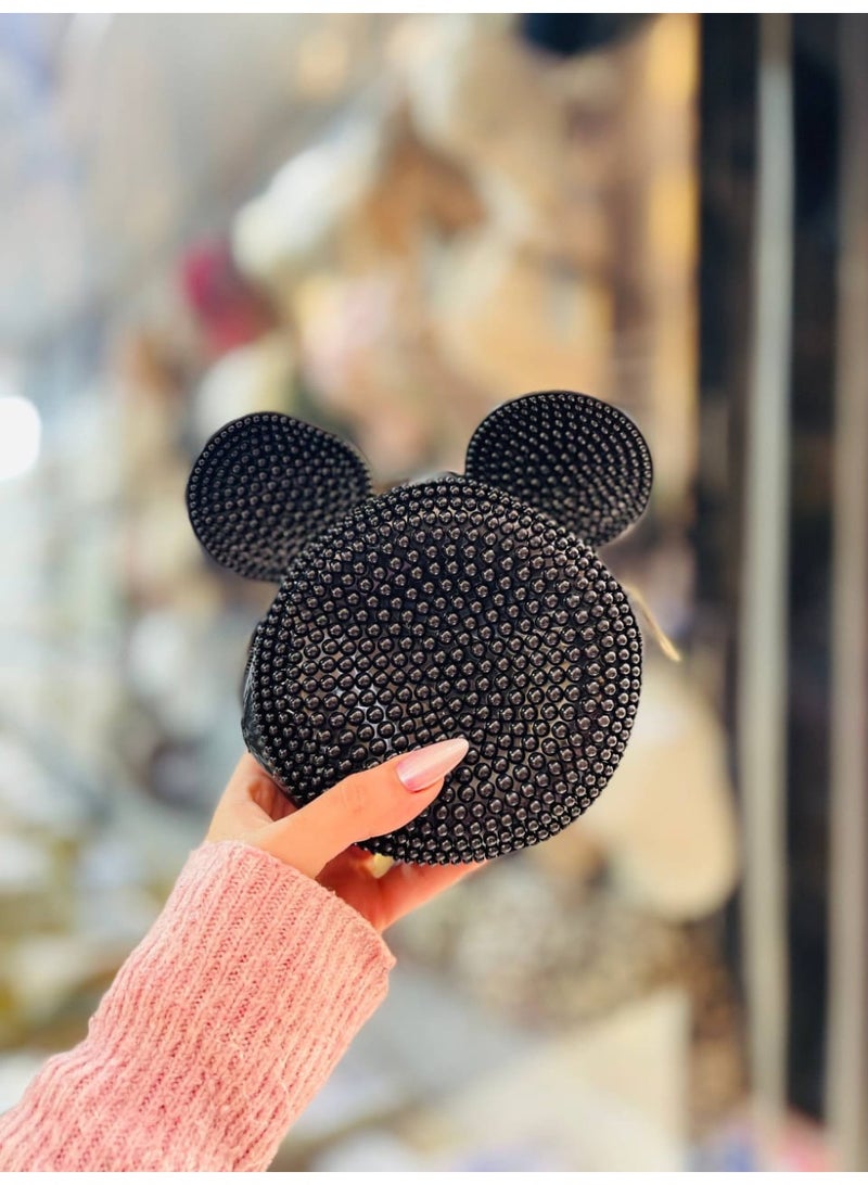 شنطة حريمي ميني بتصميم ميكي كيوت وعصري، مصنوعة من خامة السيليكون المتين والخفيف، سهلة التنظيف ومناسبة للاستخدام اليومي. حجم صغير وعملي، مثالية للمشاوير السريعة والخروجات، وتضيف لمسة مرحة وشيك لأي لوك. اختيار ترندي لمحبات الستايل الكيوت والناعم - Image 5